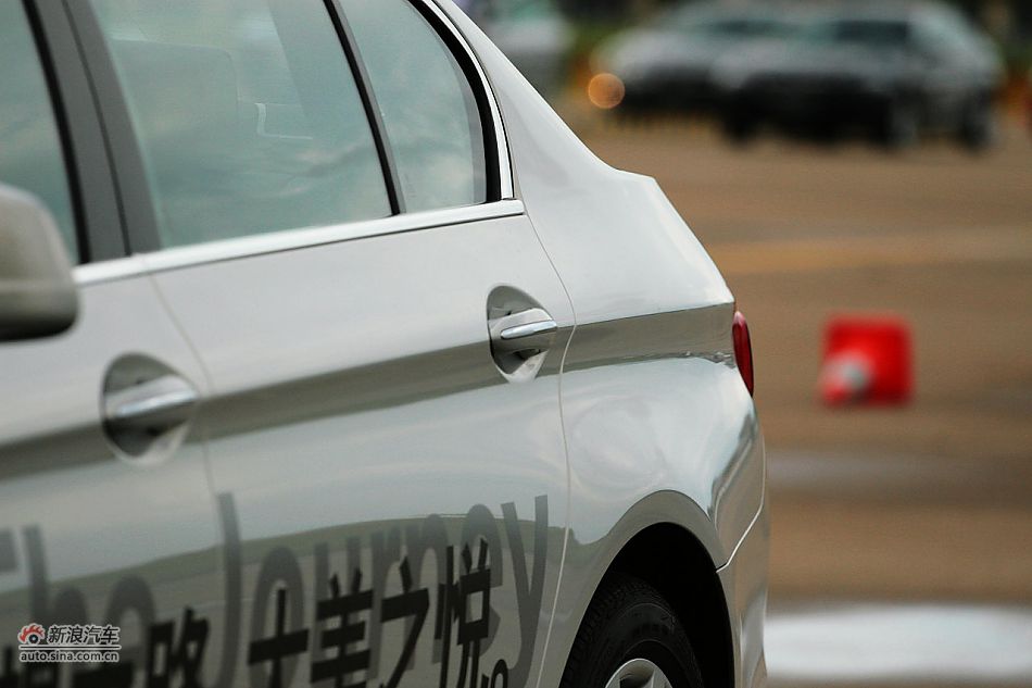 2011款宝马535Li行政型外观图片