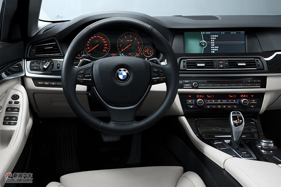 2011款宝马535Li方向盘