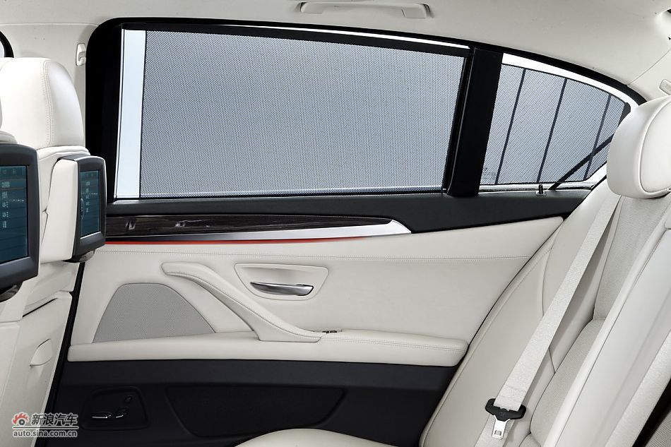 2011款宝马535Li后排车窗