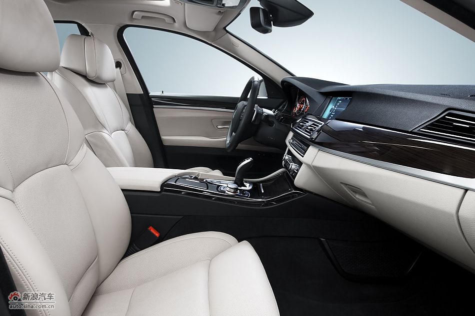 2011款宝马535Li前排空间