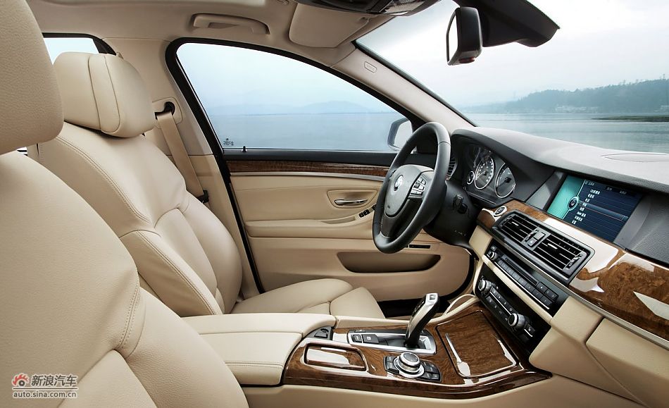 2011款宝马528Li前排空间