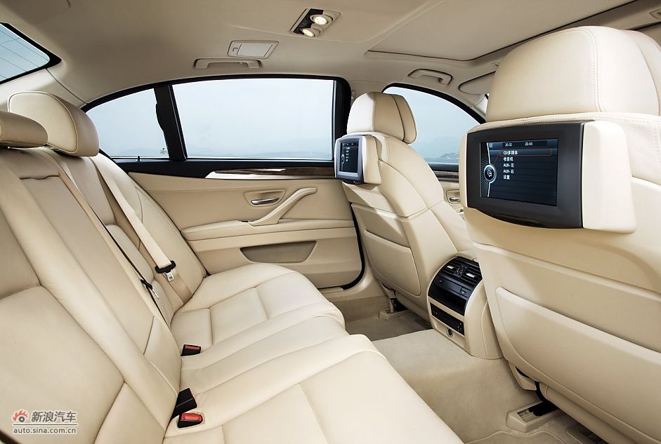 2011款宝马528Li前排空间