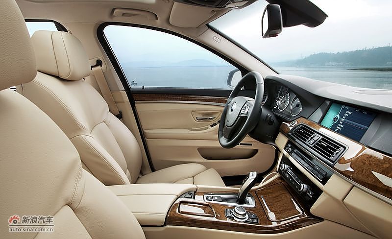 2011款BMW528Li内饰