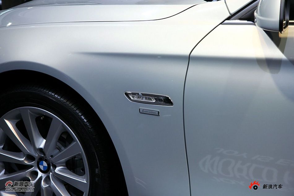 宝马535侧转向灯