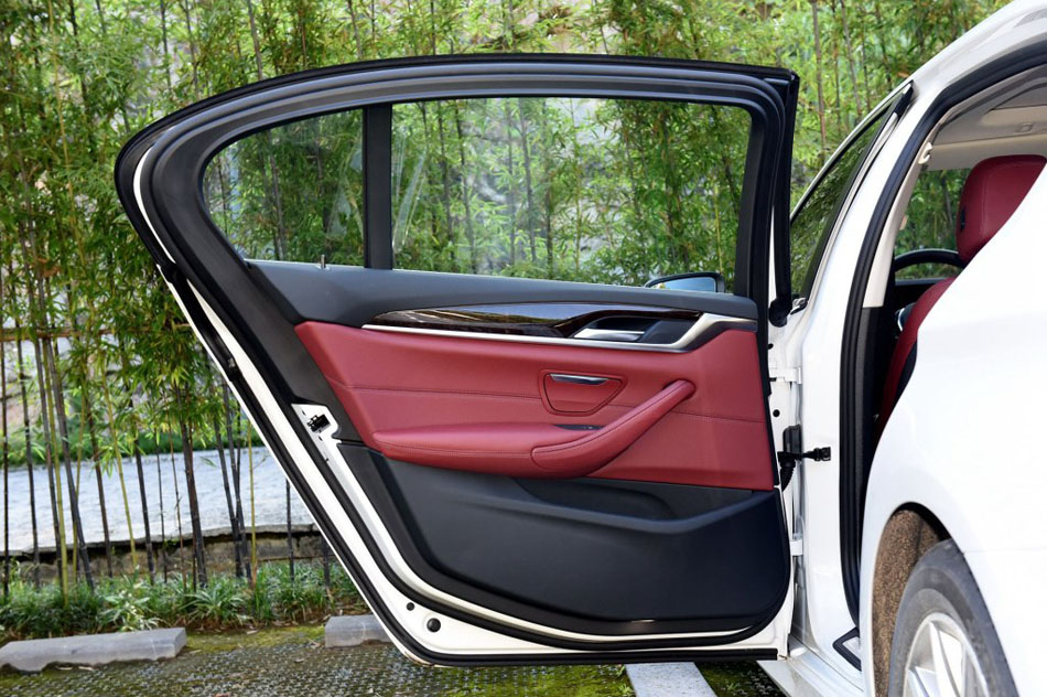 2018款 528Li 上市特别版 座椅空间