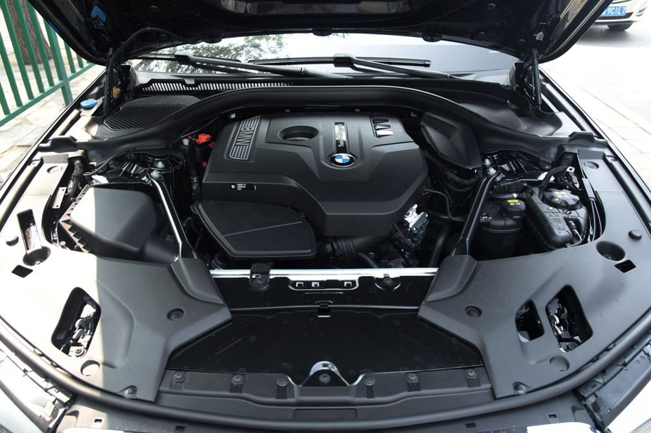 2018款 528Li 上市特别版 引擎地盘