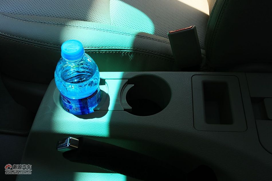 比亚迪S6座椅空间