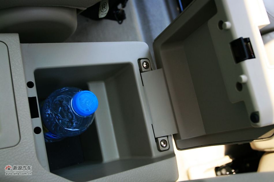 比亚迪S6座椅空间