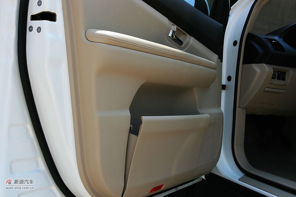 比亚迪S6座椅空间