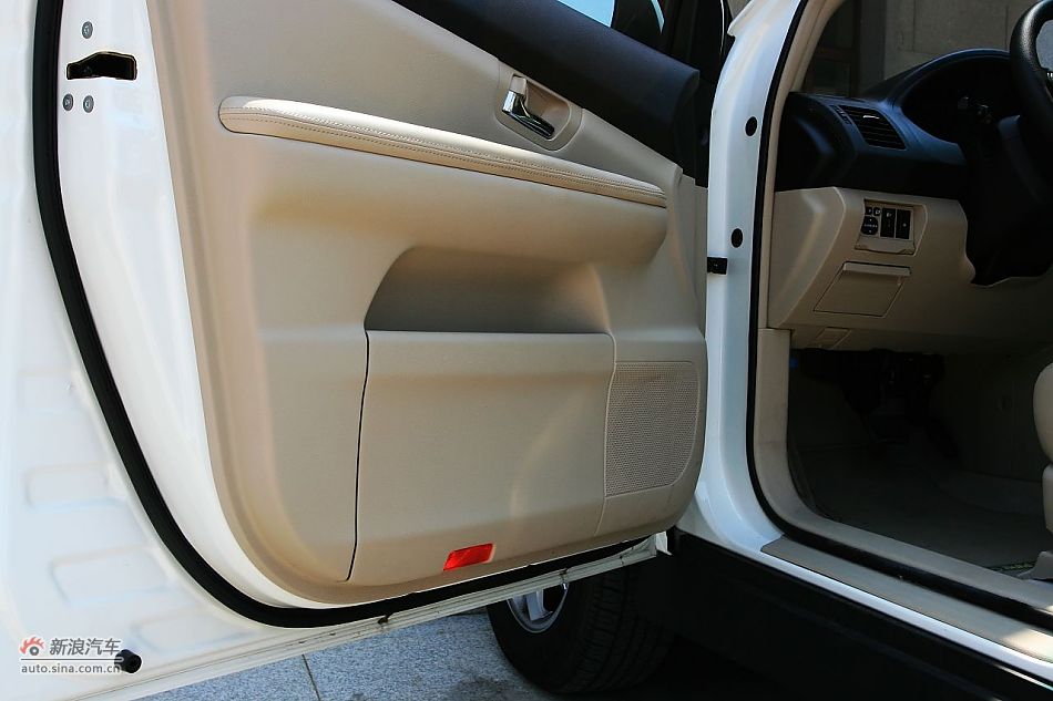 比亚迪S6座椅空间