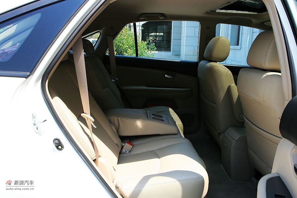 比亚迪S6座椅空间