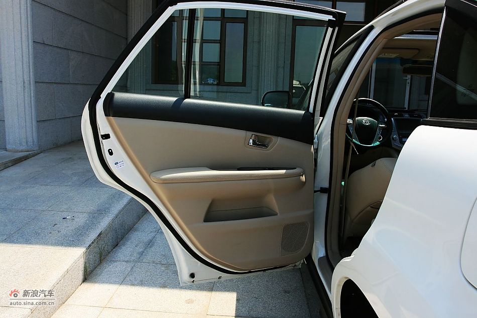 比亚迪S6座椅空间