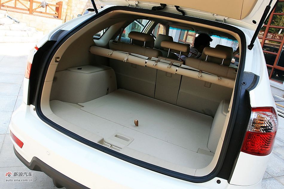 比亚迪S6座椅空间