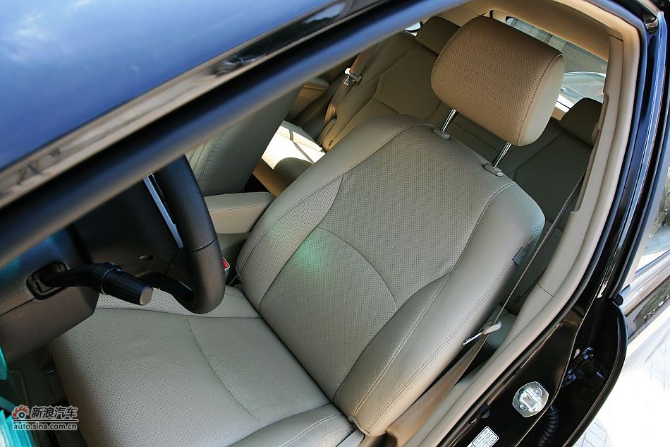 比亚迪S6座椅空间