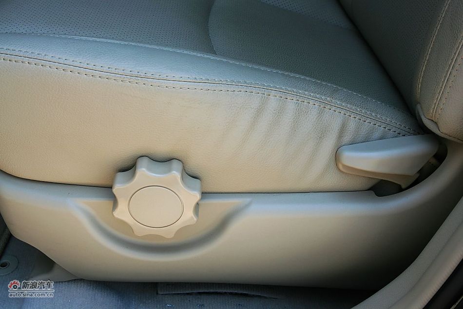 比亚迪S6座椅空间
