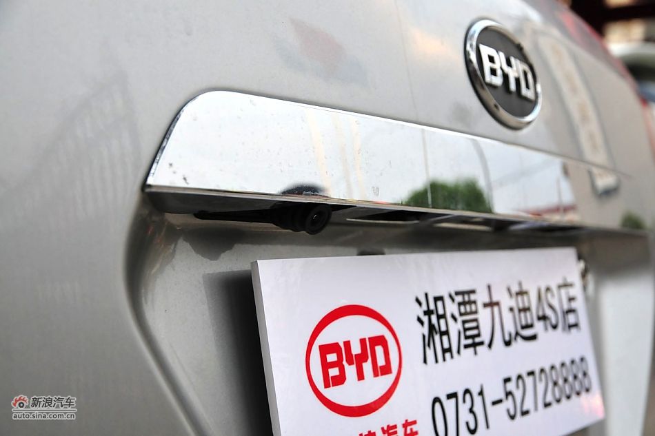 2011款比亚迪S6外观细节