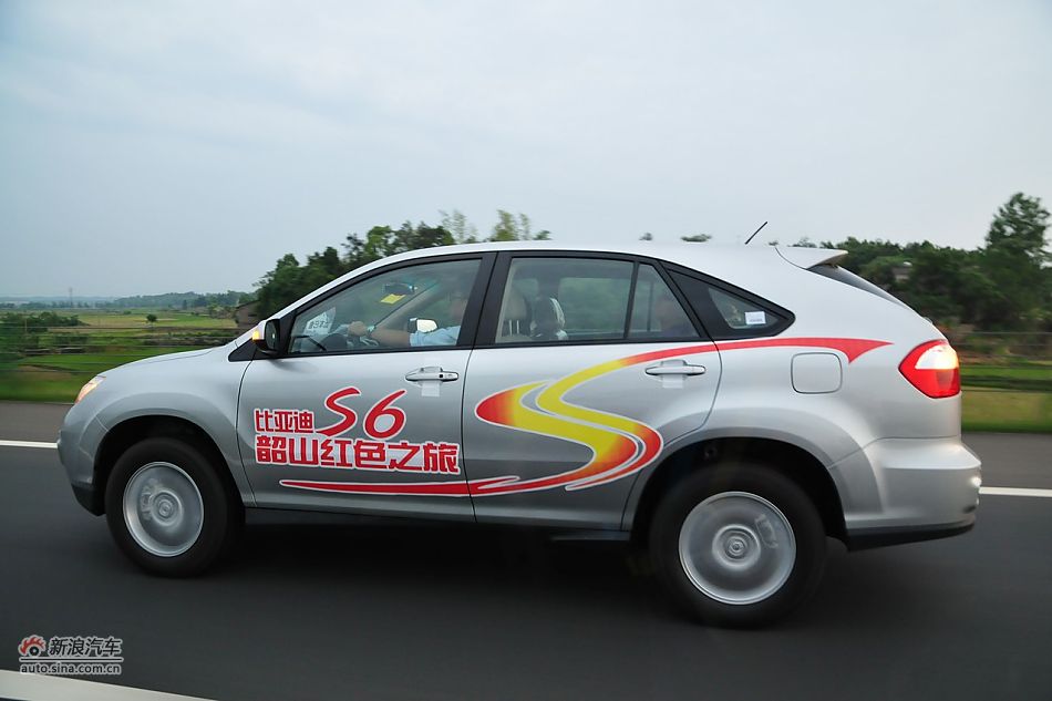 2011款比亚迪S6动态实拍