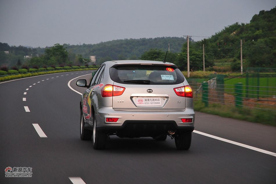 2011款比亚迪S6动态实拍