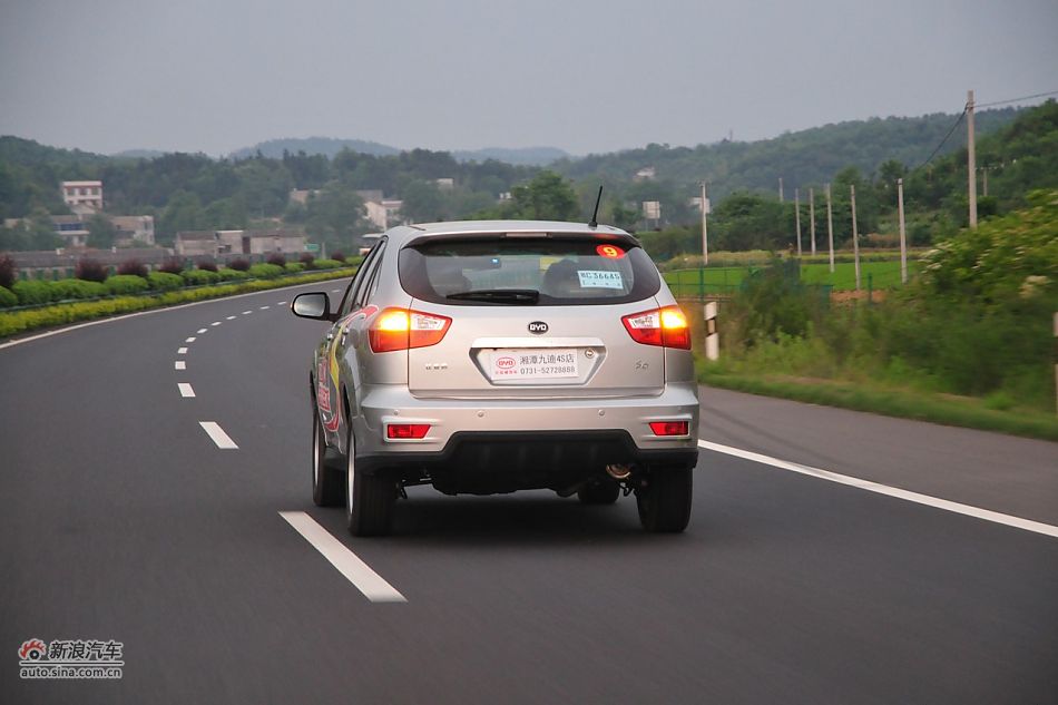 2011款比亚迪S6动态实拍
