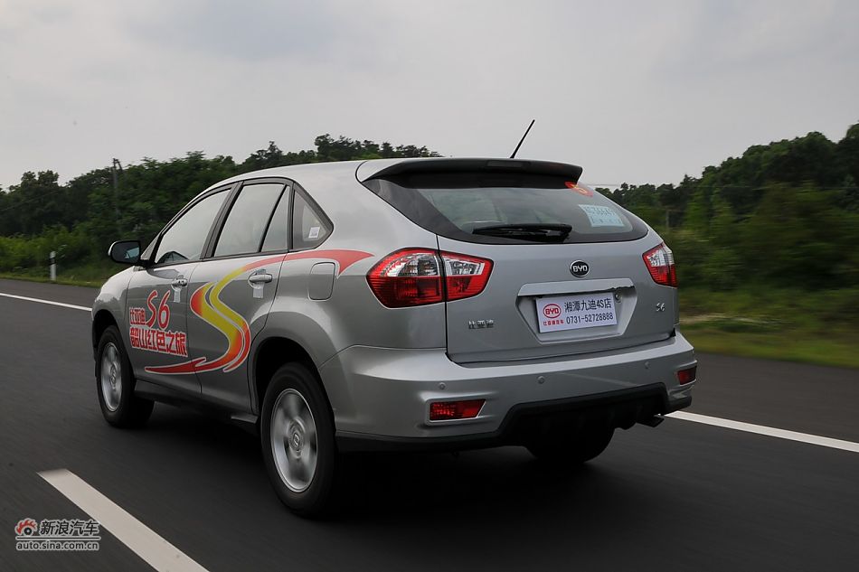 2011款比亚迪S6动态实拍