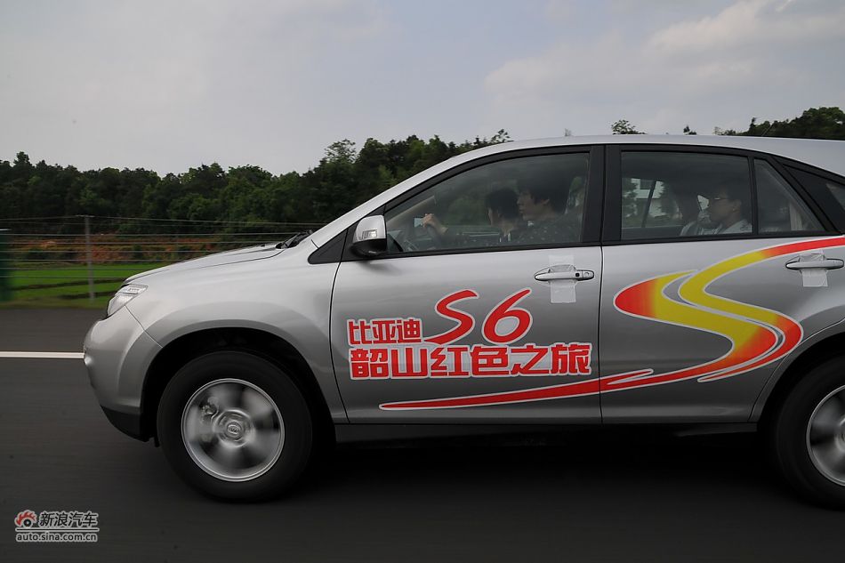 2011款比亚迪S6动态实拍
