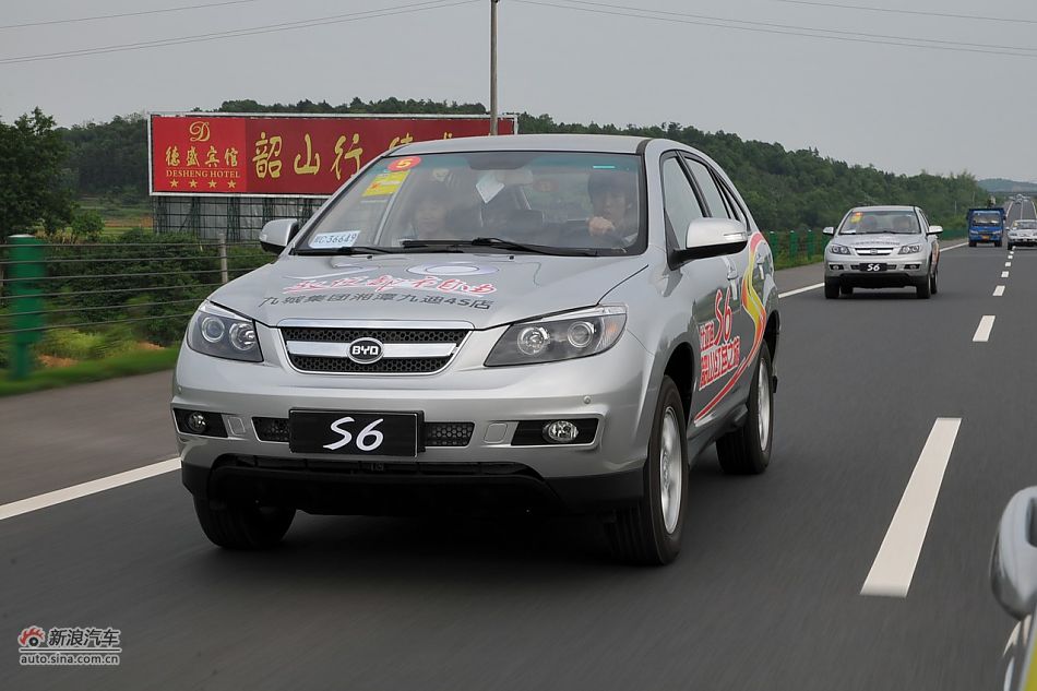 2011款比亚迪S6动态实拍