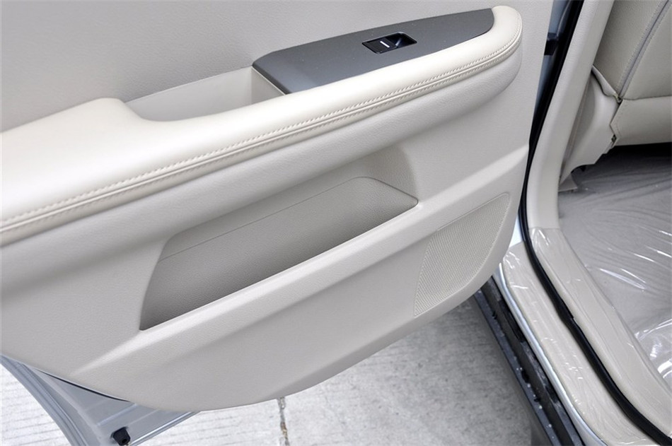 2013款 劲悦版 2.4L MT 豪华型 座椅空间