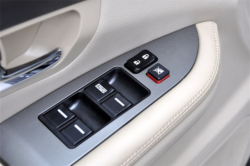 2013款 劲悦版 2.4L MT 豪华型 座椅空间