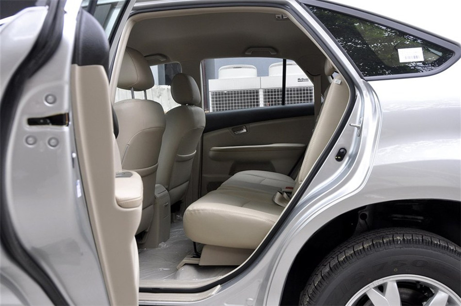 2013款 劲悦版 2.4L MT 豪华型 座椅空间