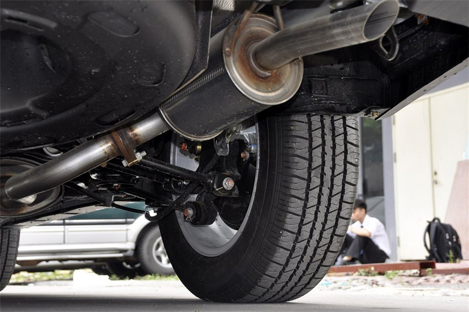 2013款 劲悦版 2.4L MT 豪华型 引擎底盘