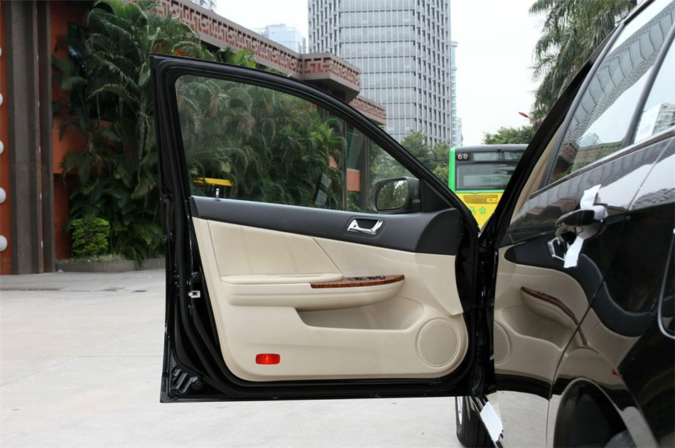 比亚迪G6 2013款 1.5T AT 尊荣型 座椅空间