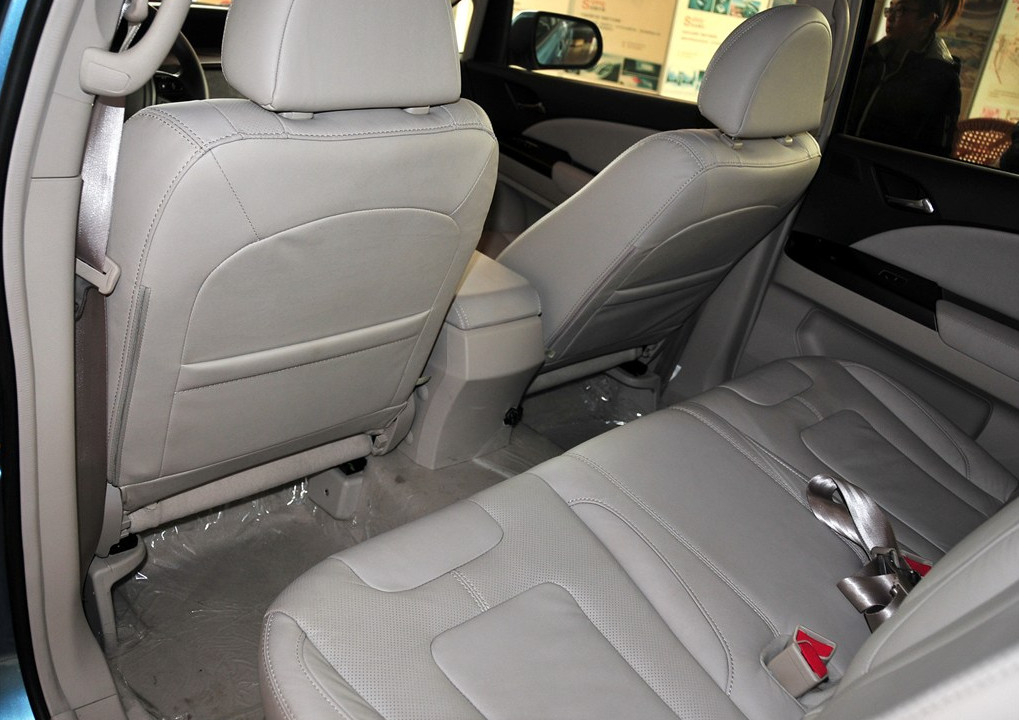 比亚迪e6先行者 2012款 座椅空间