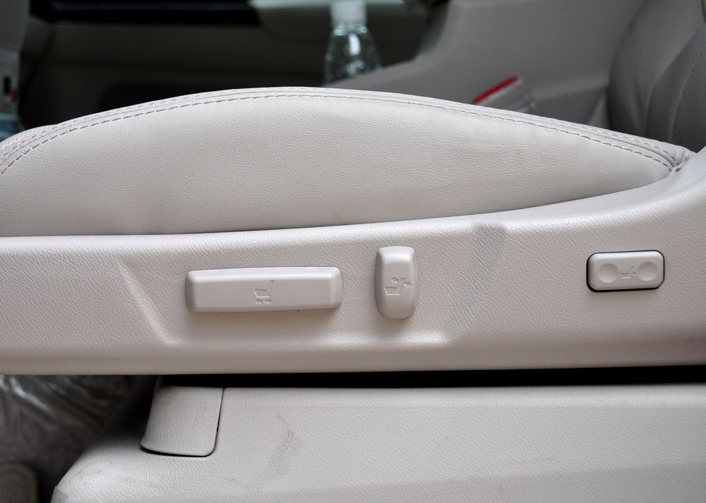 比亚迪e6先行者 2012款 座椅空间