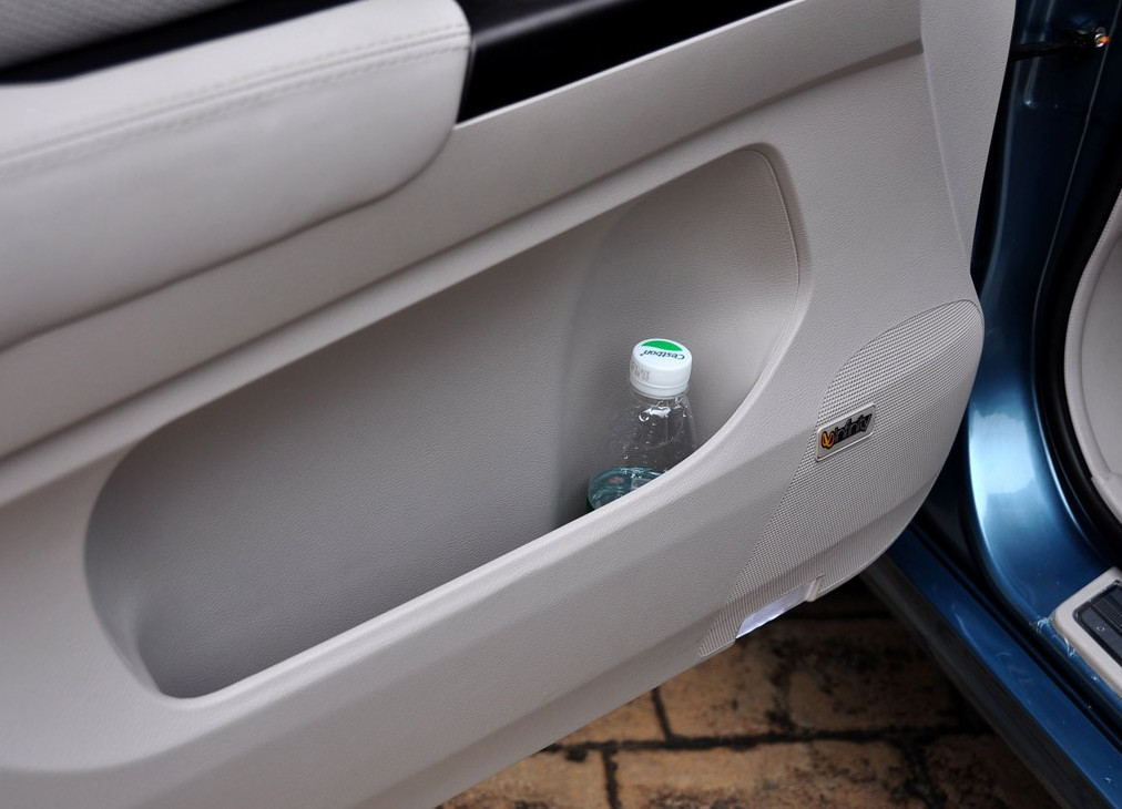 比亚迪e6先行者 2012款 座椅空间