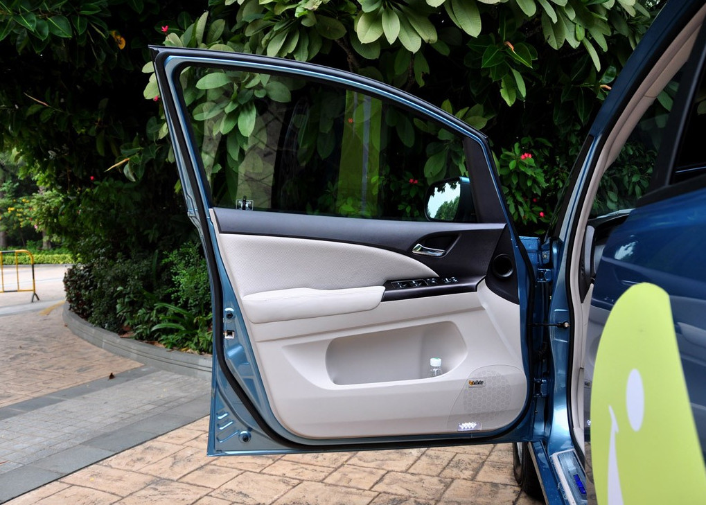 比亚迪e6先行者 2012款 座椅空间