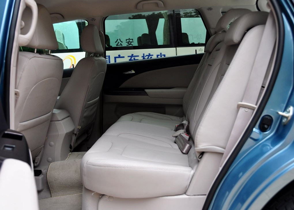比亚迪e6先行者 2012款 座椅空间