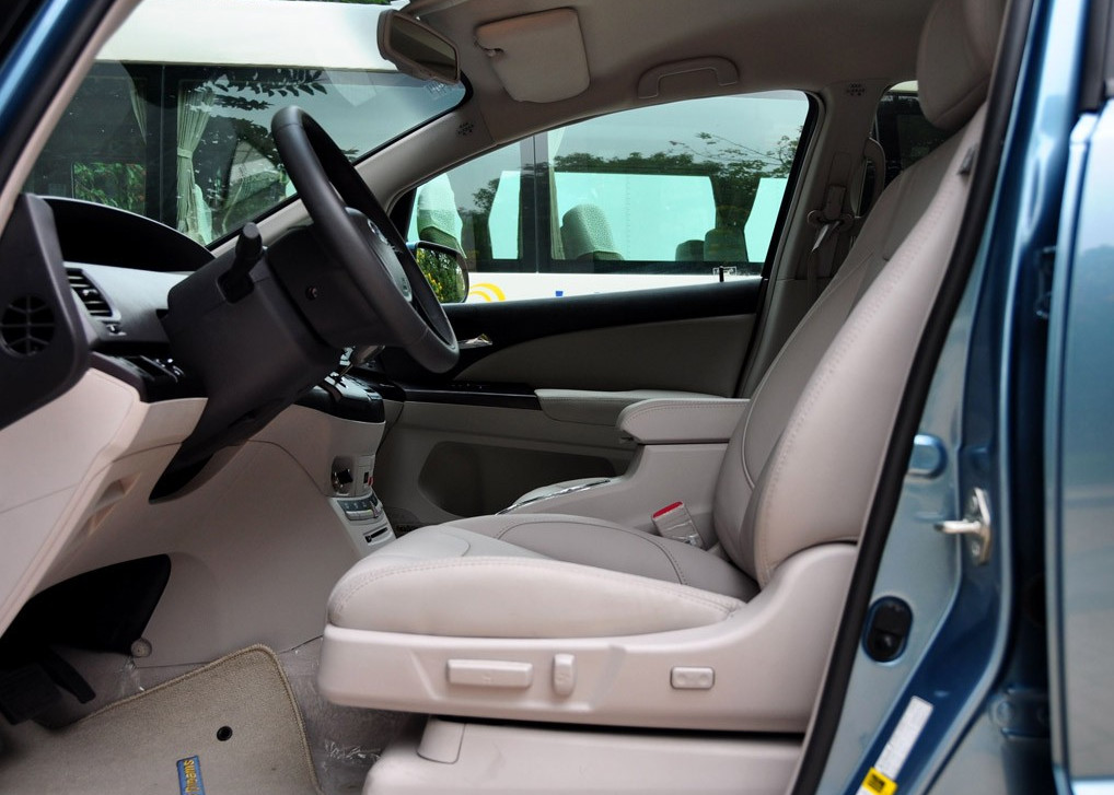 比亚迪e6先行者 2012款 座椅空间