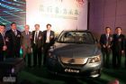 嘉宾与比亚迪e6合影
