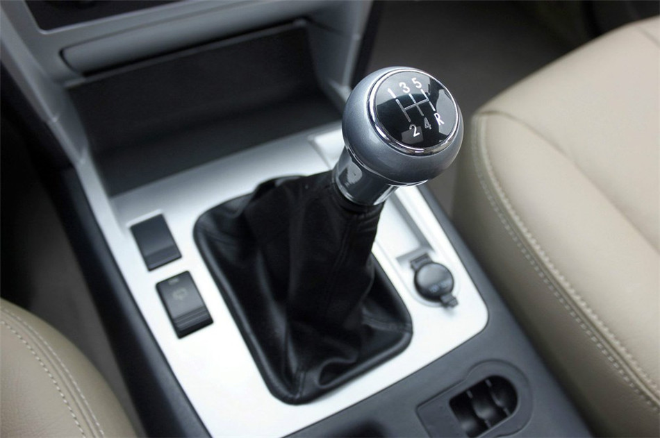 2010款 2.4L 两驱 MT 豪华型 内饰