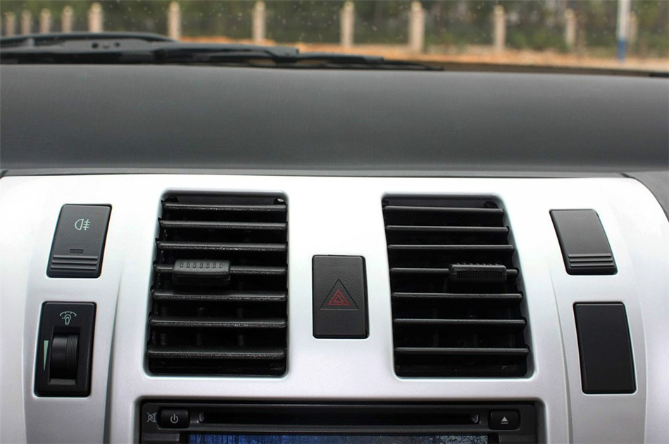 2010款 2.4L 两驱 MT 豪华型 内饰