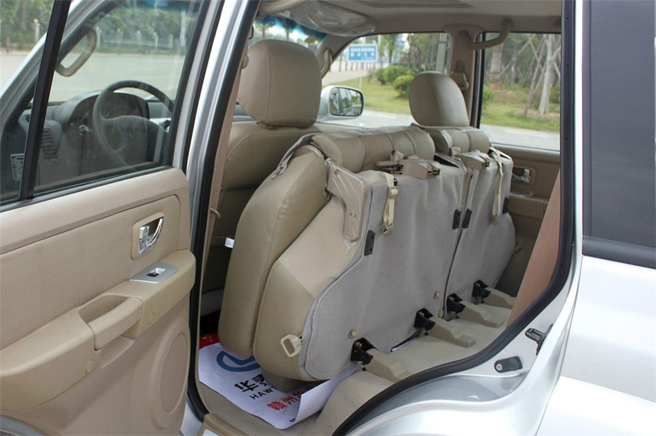 2010款 2.4L 两驱 MT 豪华型 座椅空间