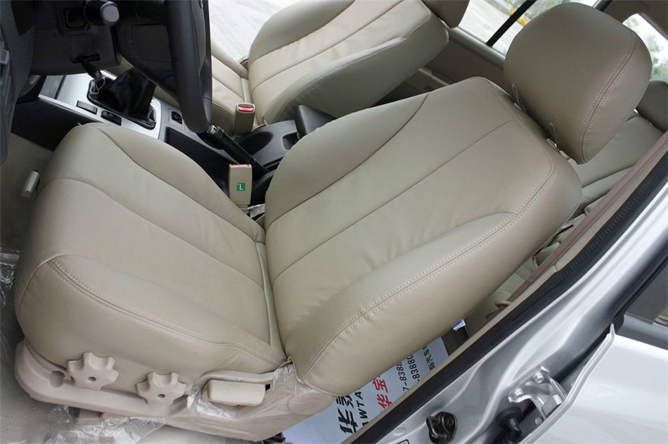2010款 2.4L 两驱 MT 豪华型 座椅空间