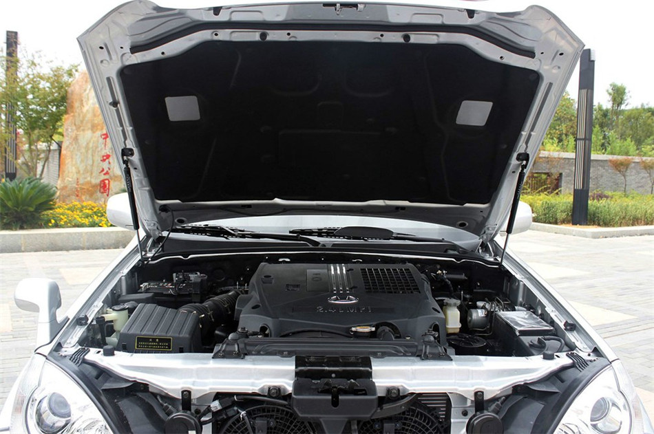 2010款 2.4L 两驱 MT 豪华型 引擎底盘