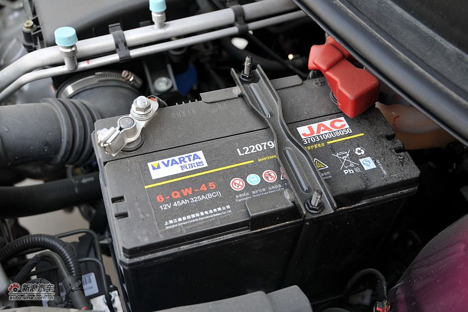 2010款悦悦发动机舱