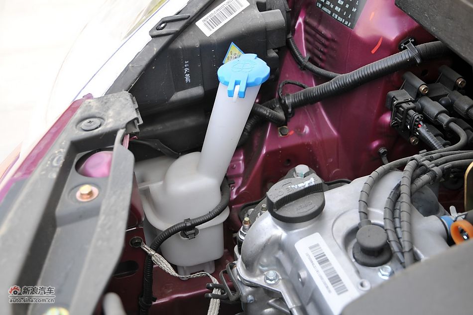 2010款悦悦发动机舱