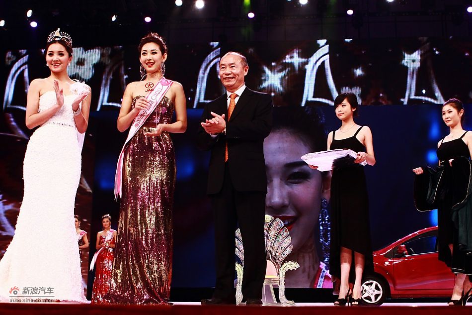 左延安董事长为亚姐冠军颁奖