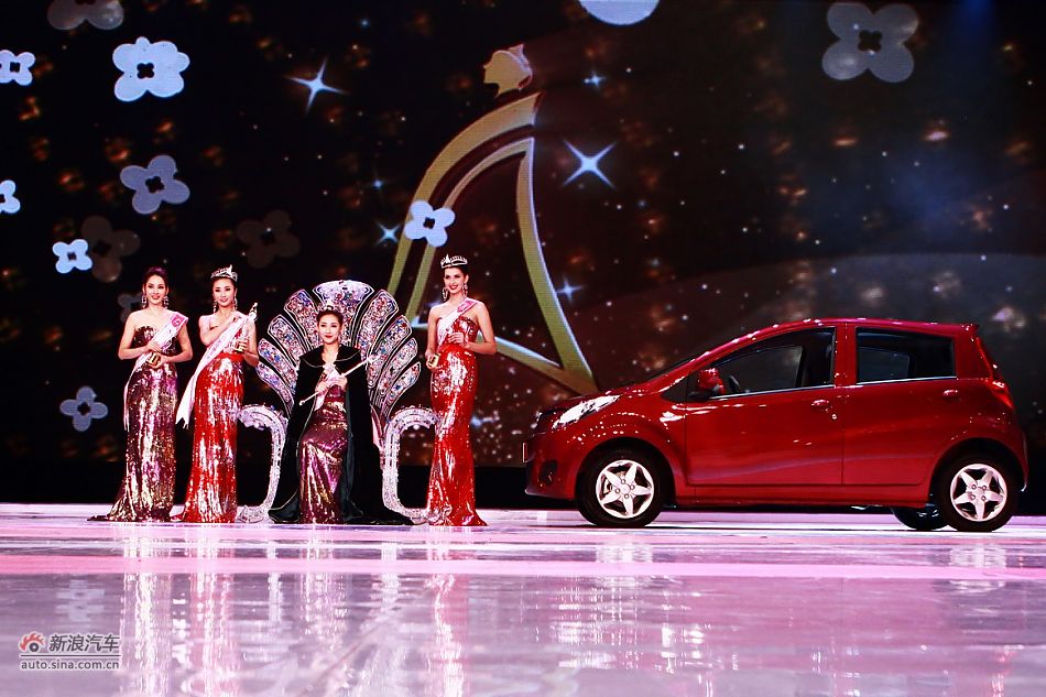 亚姐冠军与悦悦合影