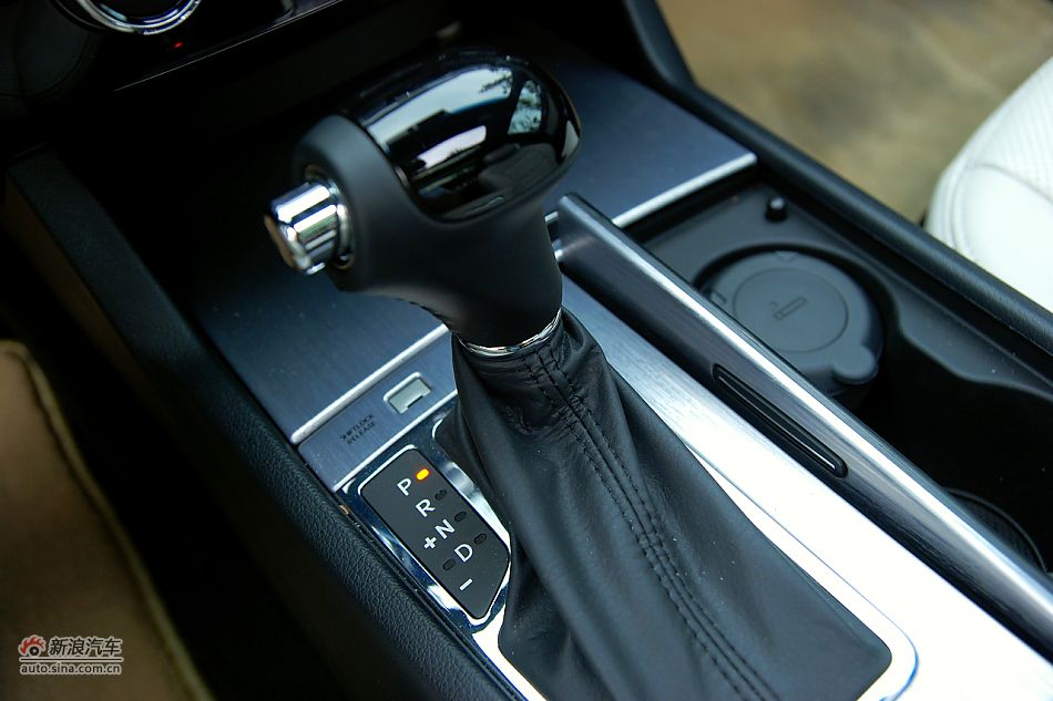 凯尊2.4L旗舰型内饰