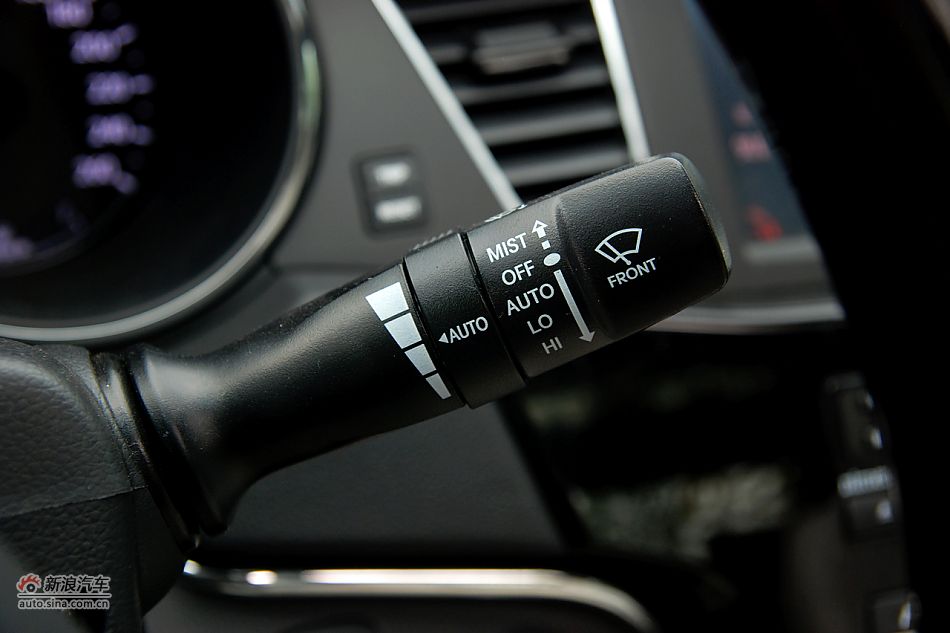 凯尊2.4L旗舰型内饰