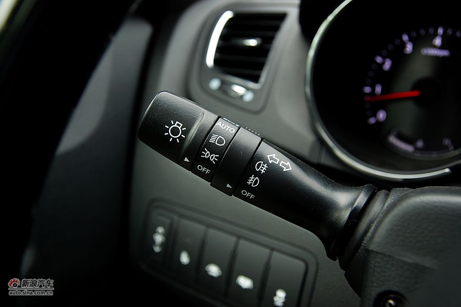 凯尊2.4L旗舰型内饰